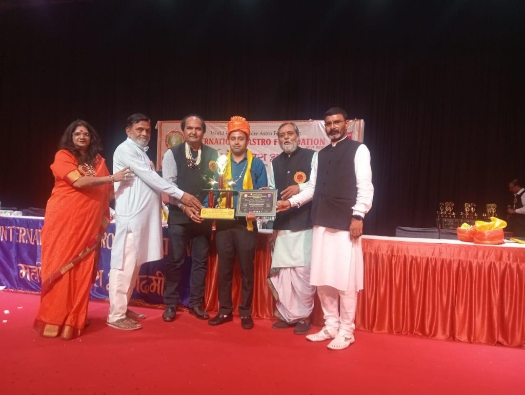 Rohit Kumar Khanna being honoured with the National Astro Spiritual Award 2023 by International Astro Foundation