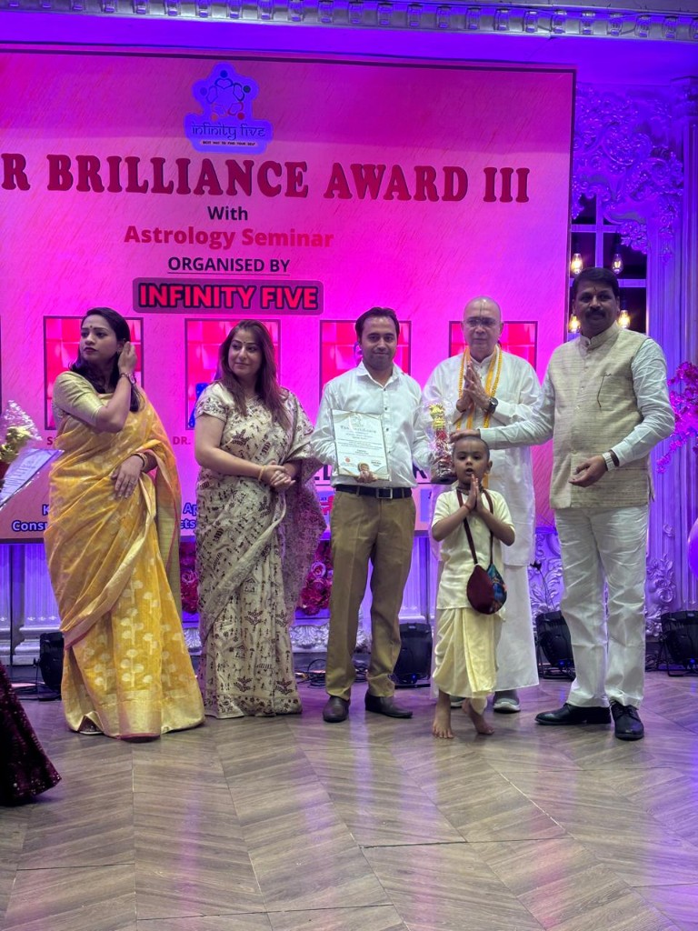 Rohit Kumar Khanna receiving the Star Brilliance Award III at the astrology seminar organised by Infinity Five