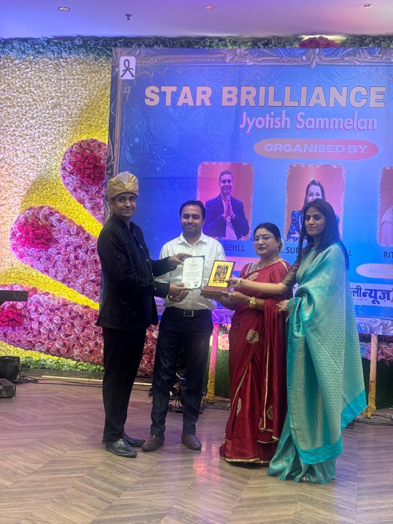 Rohit Kumar Khanna receiving an award at the Star Brilliance Jyotish Sammelan